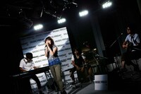 家入レオのスタジオライブ時の様子。