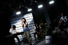 家入レオのスタジオライブ時の様子。