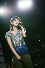 家入レオのスタジオライブ時の様子。