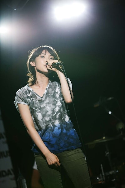 家入レオのスタジオライブ時の様子。