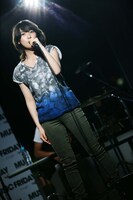 家入レオのスタジオライブ時の様子。