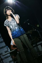 家入レオのスタジオライブ時の様子。