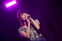 家入レオのスタジオライブ時の様子。