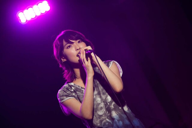 家入レオのスタジオライブ時の様子。