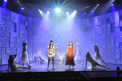 「Lost without you」を歌唱する小林晏夕（写真左）と高嶋菜七（右）。