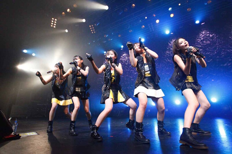 ベイビーレイズ「ベイビーレイズ伝説の雷舞！-虎軍奮闘-」ライブの様子。