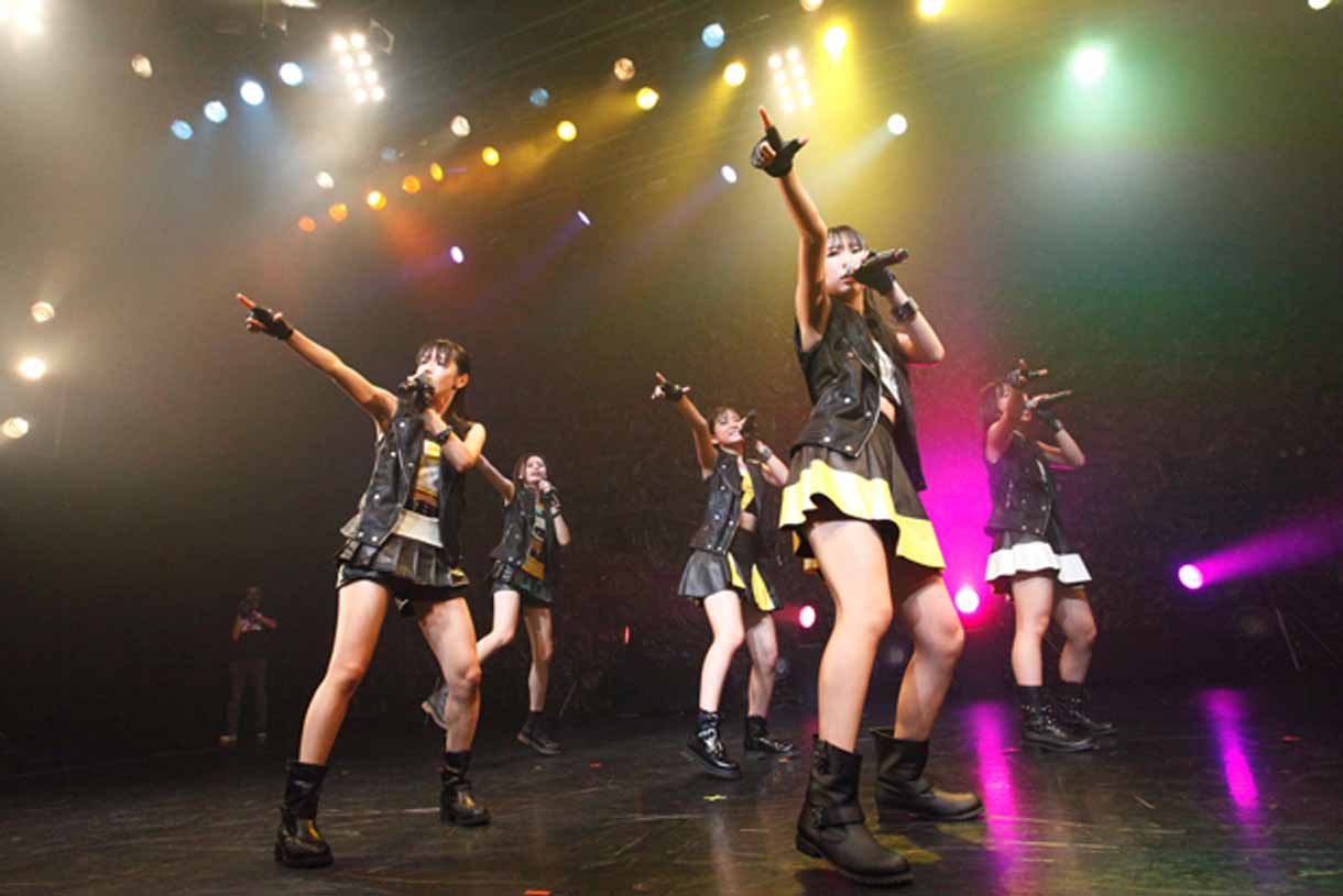 ベイビーレイズ「ベイビーレイズ伝説の雷舞！-虎軍奮闘-」ライブの様子。