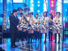 オープニング収録時の秋元康とSKE48。