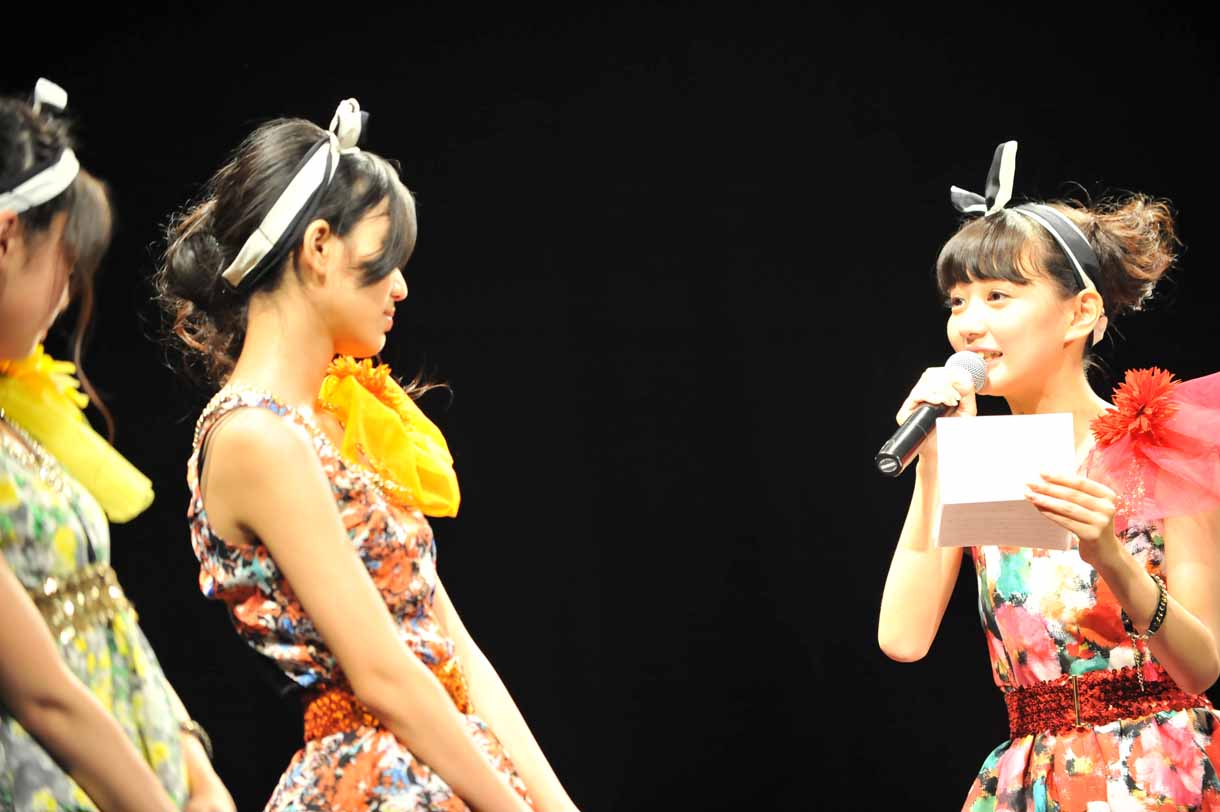 荻野可鈴からメンバーに向けて手紙が読まれた際の様子。