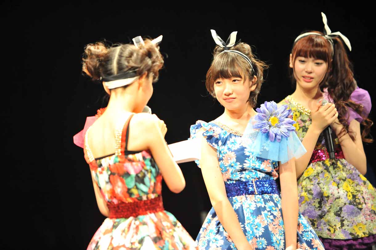 荻野可鈴からメンバーに向けて手紙が読まれた際の様子。