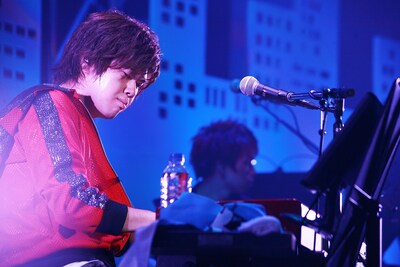 じん（自然の敵P）「ライブ・イン・メカクシティ SUMMER'13」の様子。