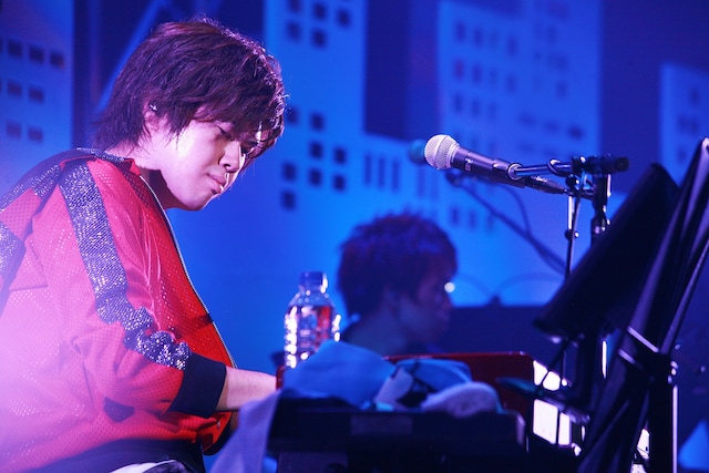 じん（自然の敵P）「ライブ・イン・メカクシティ SUMMER'13」の様子。