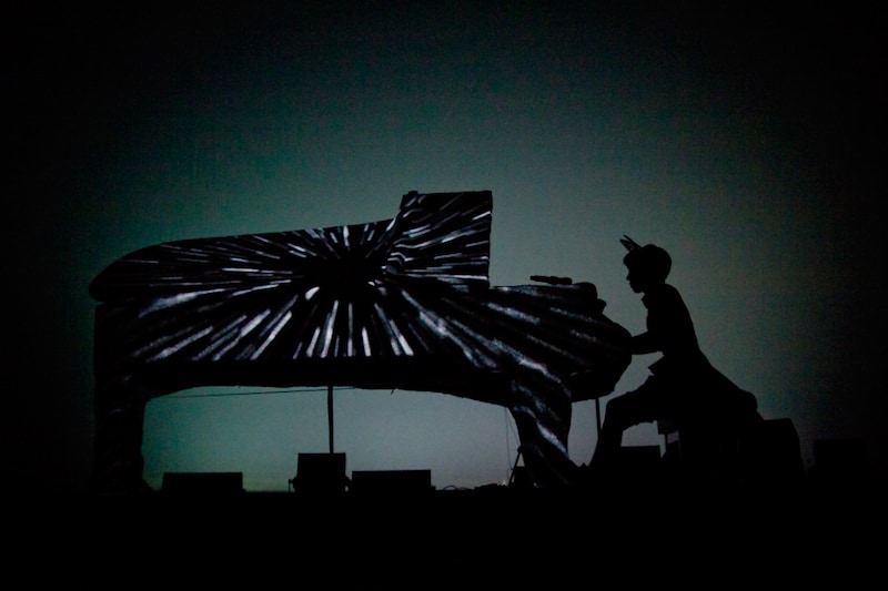 菅野よう子「piano me」パフォーマンスの様子。