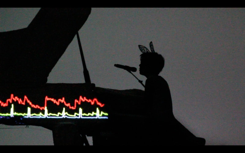 菅野よう子「piano me」パフォーマンスの様子。