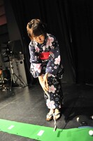パターゴルフを行う京佳。