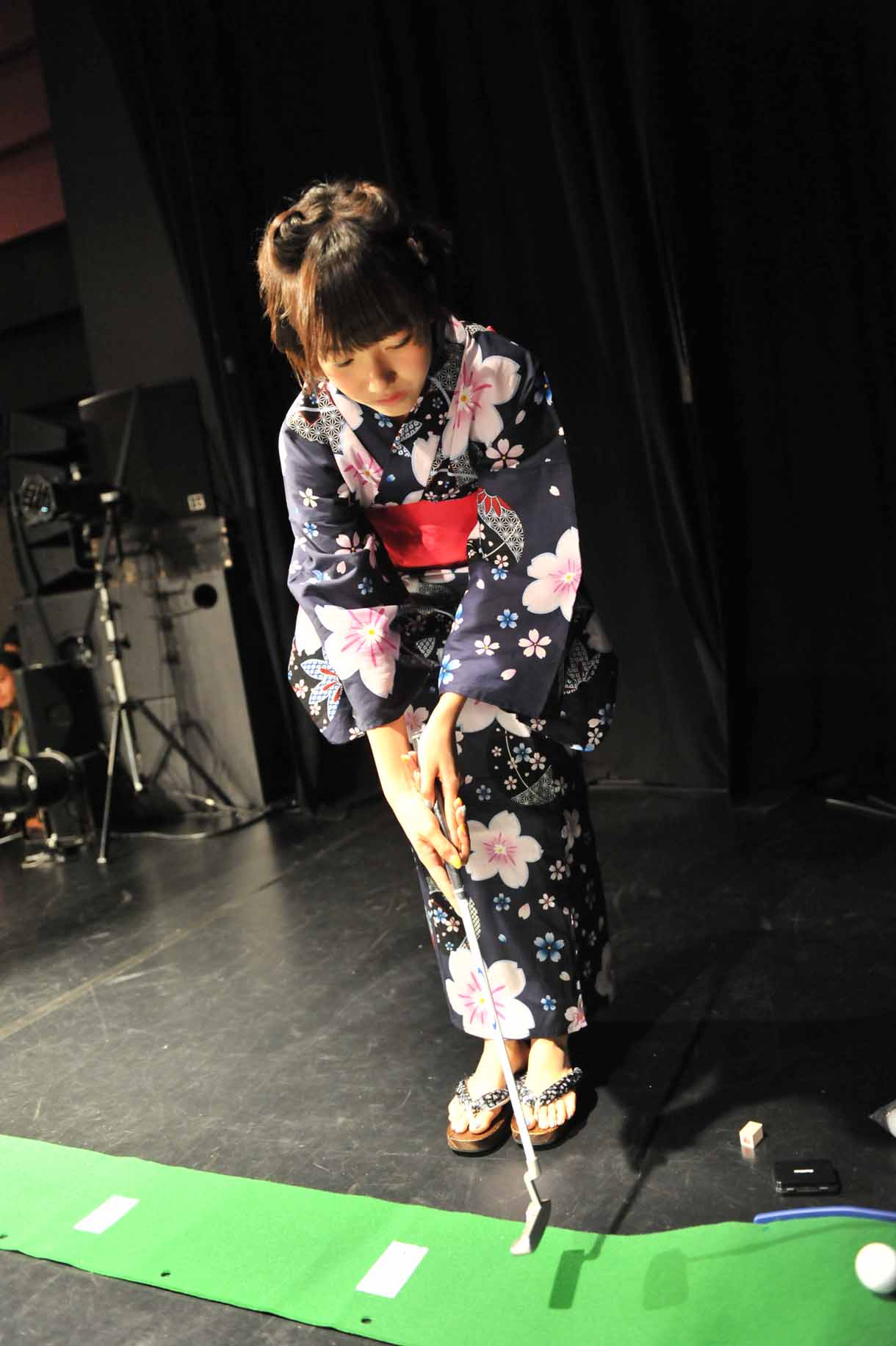 パターゴルフを行う京佳。