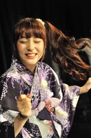 あっち向いてホイを行う山田朱莉。