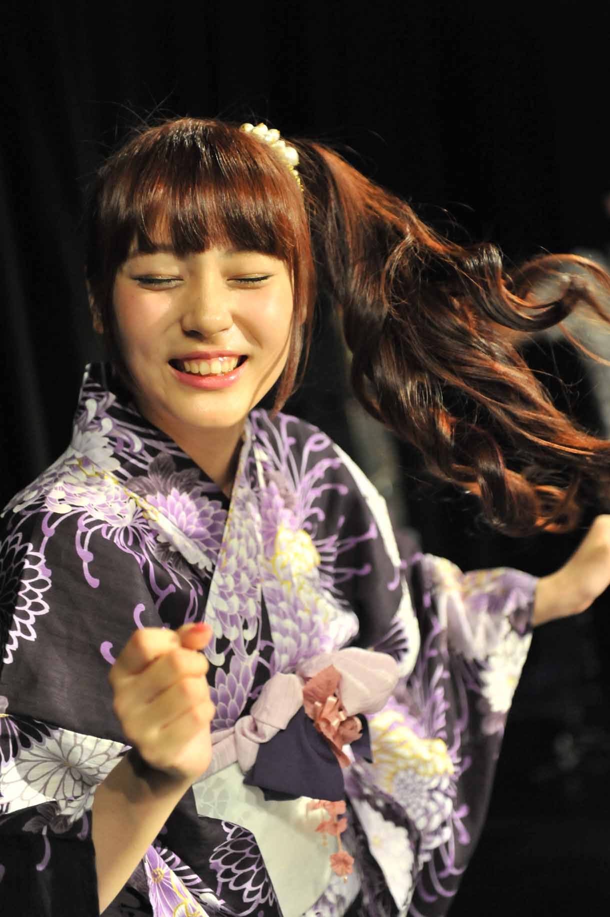 あっち向いてホイを行う山田朱莉。