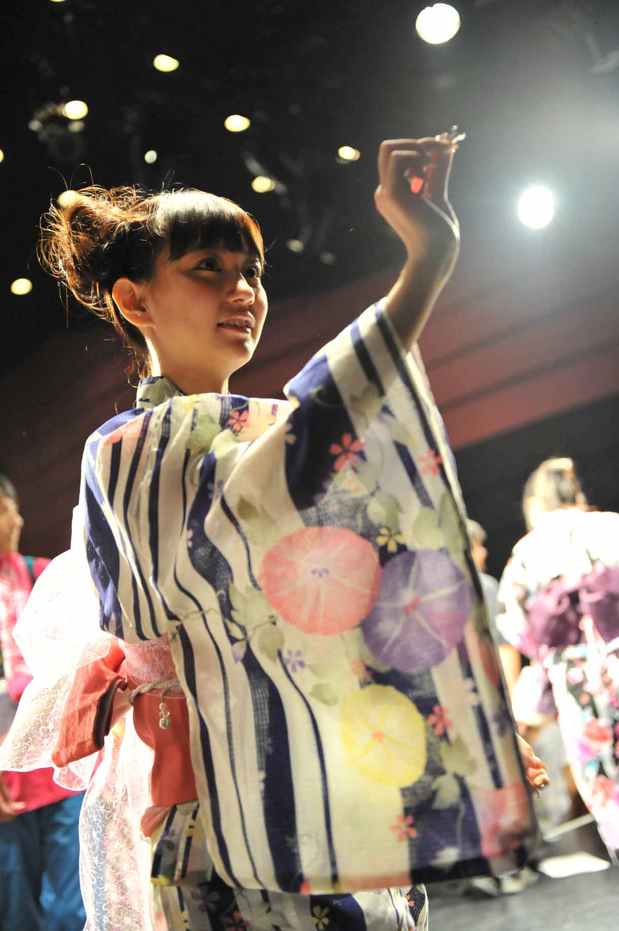 ダーツを行う荻野可鈴。