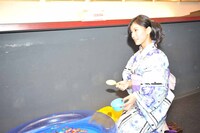 スーパーボールすくいを行う小林玲。