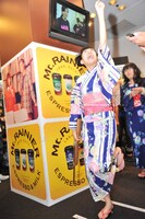 見事マトに命中させ喜びを爆発させる荻野可鈴。