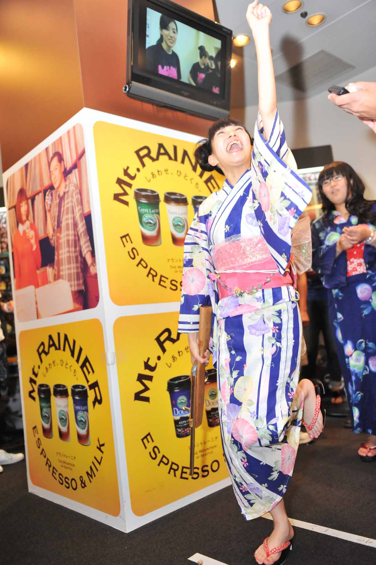 見事マトに命中させ喜びを爆発させる荻野可鈴。