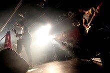 「MASH A&R presents MASH FIGHT! -Vol.1.5-夏のセミファイナル！」大阪公演に出演したTHE ORAL CIGARETTES。（撮影：迫田ひとみ）