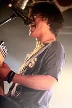 「MASH A&R presents MASH FIGHT! -Vol.1.5-夏のセミファイナル！」大阪公演に出演したTHE ORAL CIGARETTES。（撮影：迫田ひとみ）