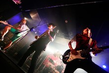 「MASH A&R presents MASH FIGHT! -Vol.1.5-夏のセミファイナル！」東京公演に出演したTHE ORAL CIGARETTES。（撮影：Viola Kam [V'z Twinkle]）