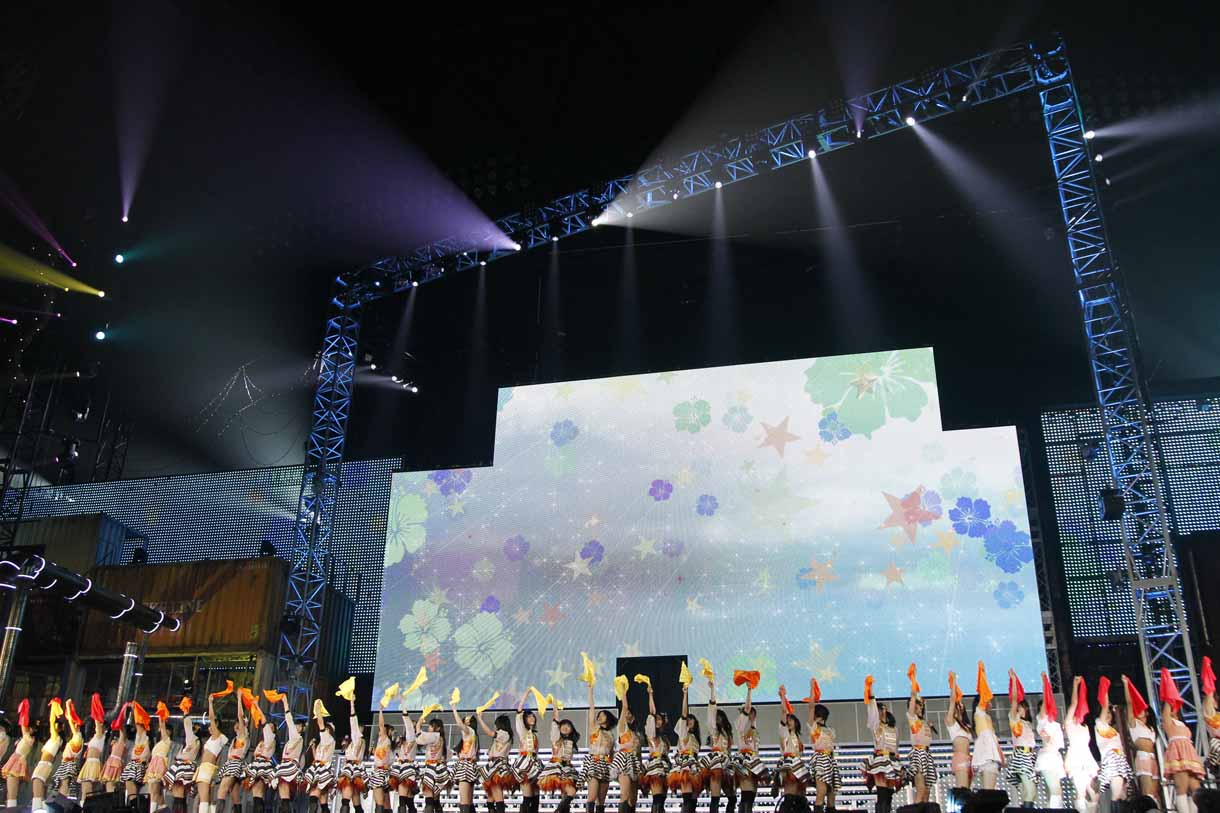 SKE48による「パレオはエメラルド」披露時の様子。 (c)AKS