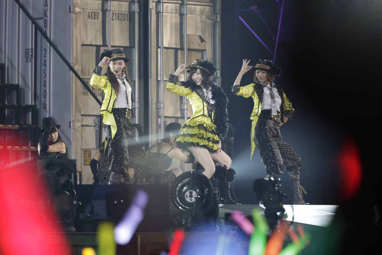 左から秋元才加、松井珠理奈、宮澤佐江。  (c)AKS