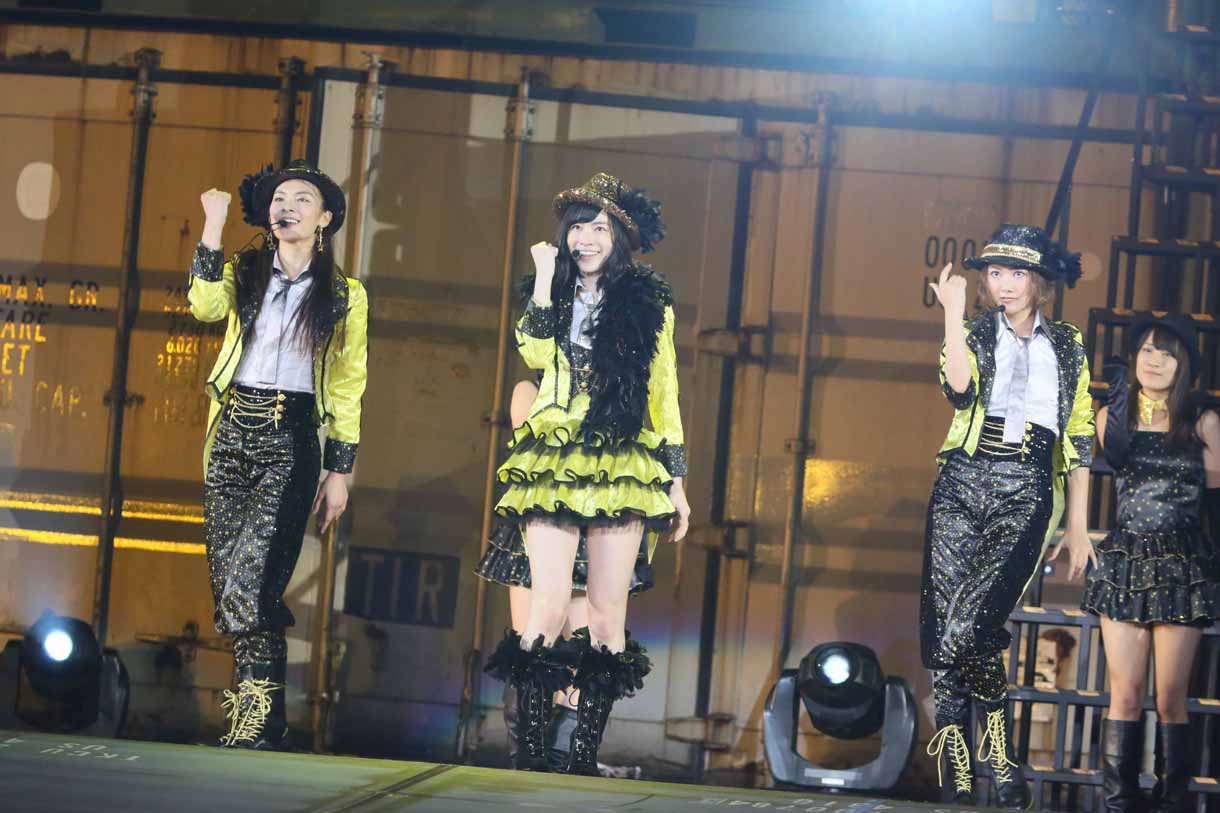 左から秋元才加、松井珠理奈、宮澤佐江。  (c)AKS