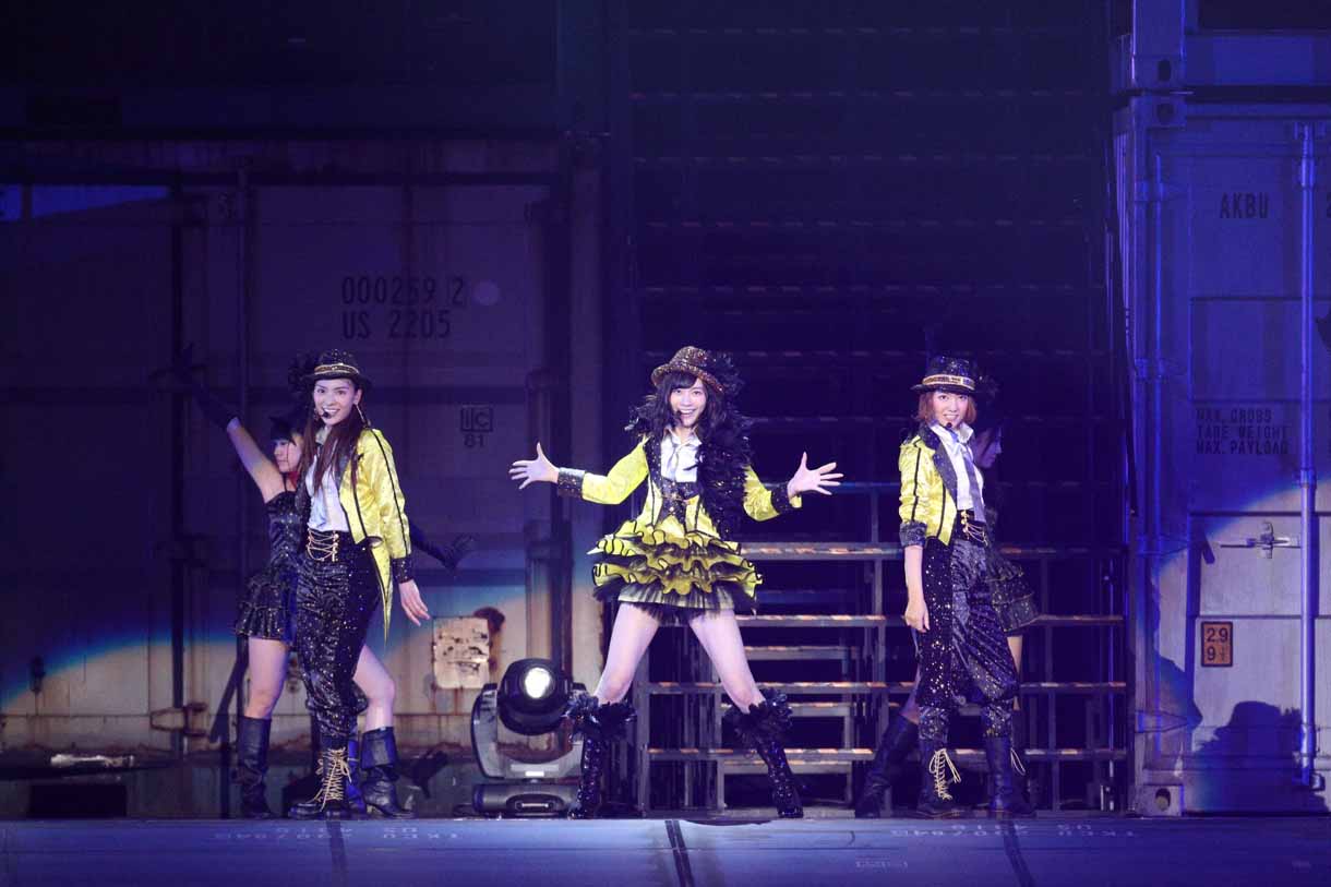 左から秋元才加、松井珠理奈、宮澤佐江。  (c)AKS