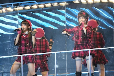 左から木崎ゆりあ、島崎遥香。 (c)AKS