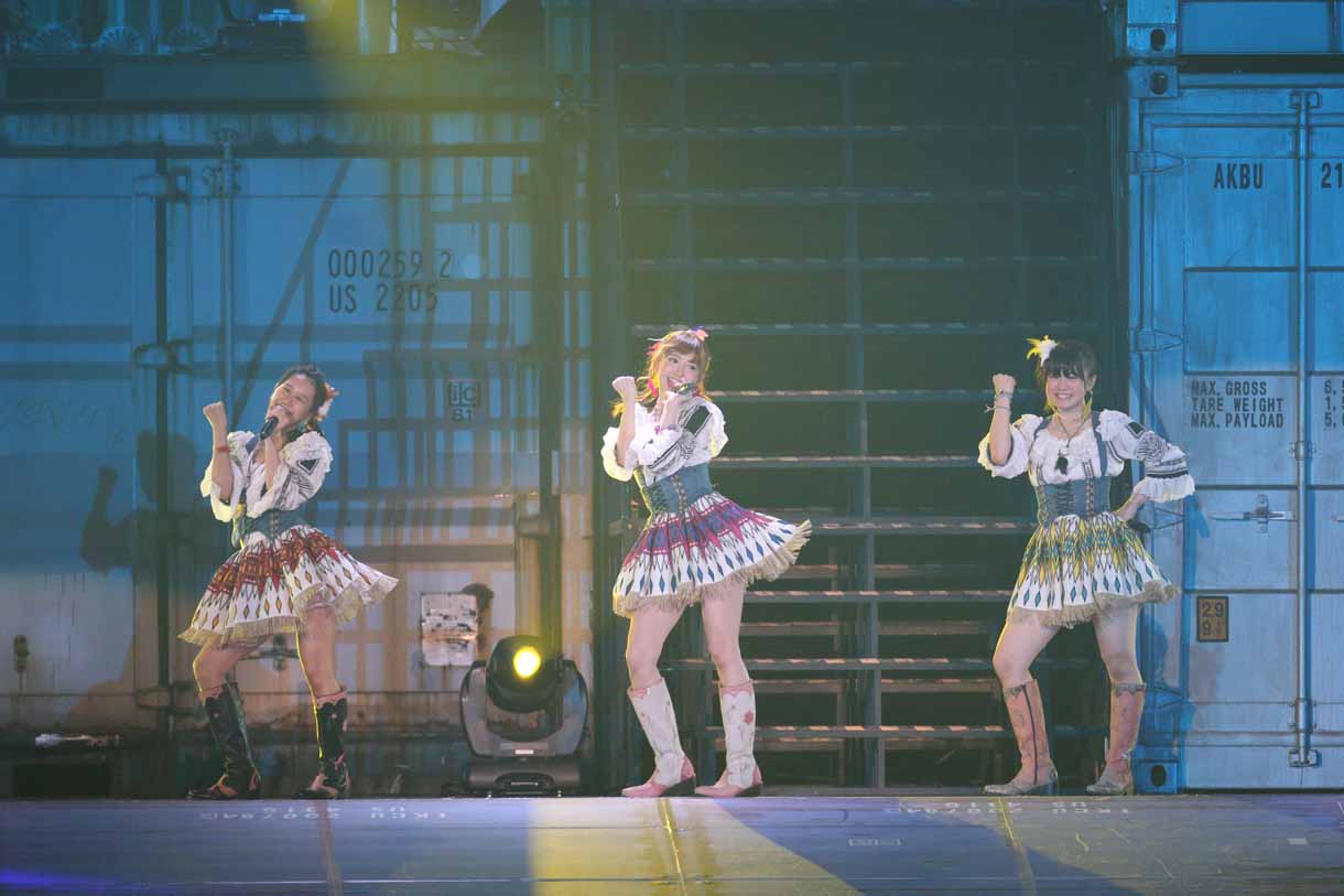 左から古畑奈和、小嶋陽菜、菅なな子。 (c)AKS