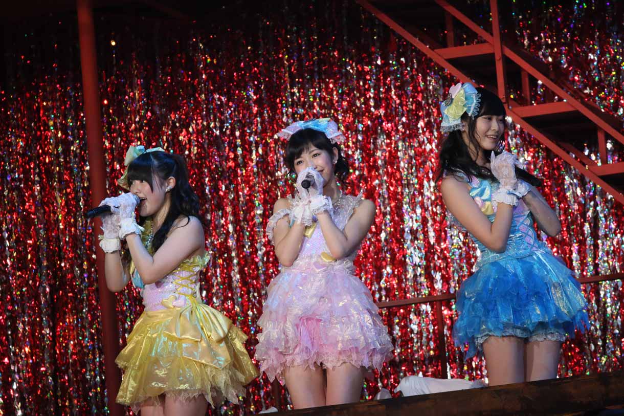 左から木本花音、渡辺麻友、向田茉夏。 (c)AKS