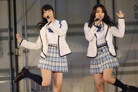 左から柏木由紀、石田安奈。 (c)AKS