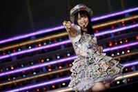 松村香織による「マツムラブ！」披露時の様子。 (c)AKS