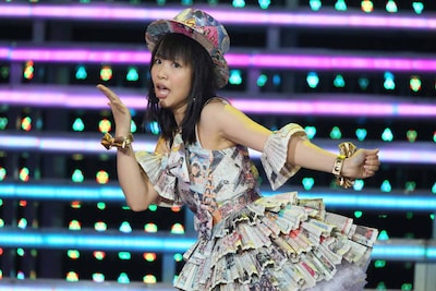 松村香織による「マツムラブ！」披露時の様子。 (c)AKS