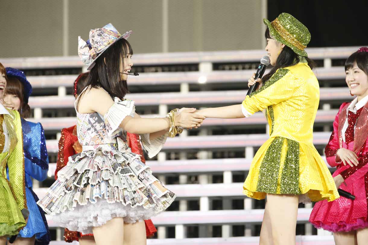 左から松村香織、指原莉乃。 (c)AKS