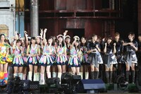 ファンにアピールするSKE48（中央）。 (c)AKS