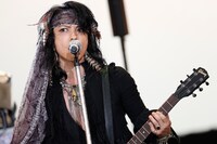 VAMPS「BEAST PARTY」8月11日公演より、ギターを抱え熱演するHYDE（Vo, G）。（撮影：田中和子、岡田貴之）