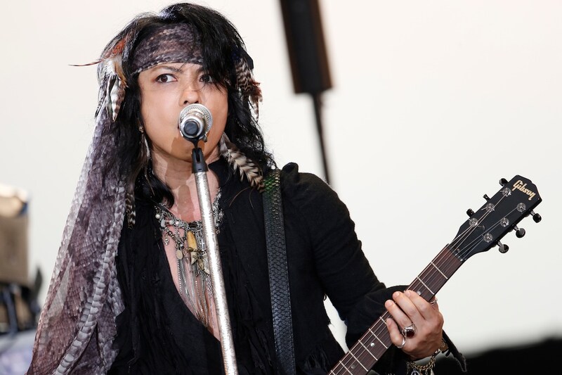 VAMPS「BEAST PARTY」8月11日公演より、ギターを抱え熱演するHYDE（Vo, G）。（撮影：田中和子、岡田貴之）