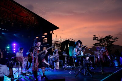 VAMPS「BEAST PARTY」8月11日公演でのアコースティックセッションの様子。（撮影：田中和子、岡田貴之）