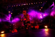 K.A.Z（G）。VAMPS「BEAST PARTY」8月11日公演の様子。（撮影：田中和子、岡田貴之）
