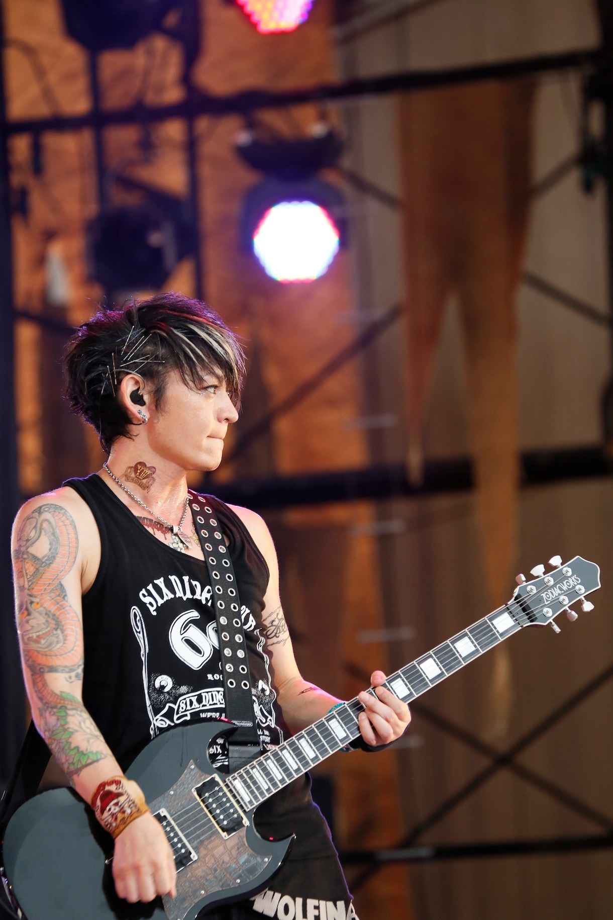 K.A.Z（G）。VAMPS「BEAST PARTY」8月11日公演の様子。（撮影：田中和子、岡田貴之）