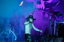 HYDE（Vo, G）。VAMPS「BEAST PARTY」8月11日公演の様子。（撮影：田中和子、岡田貴之）