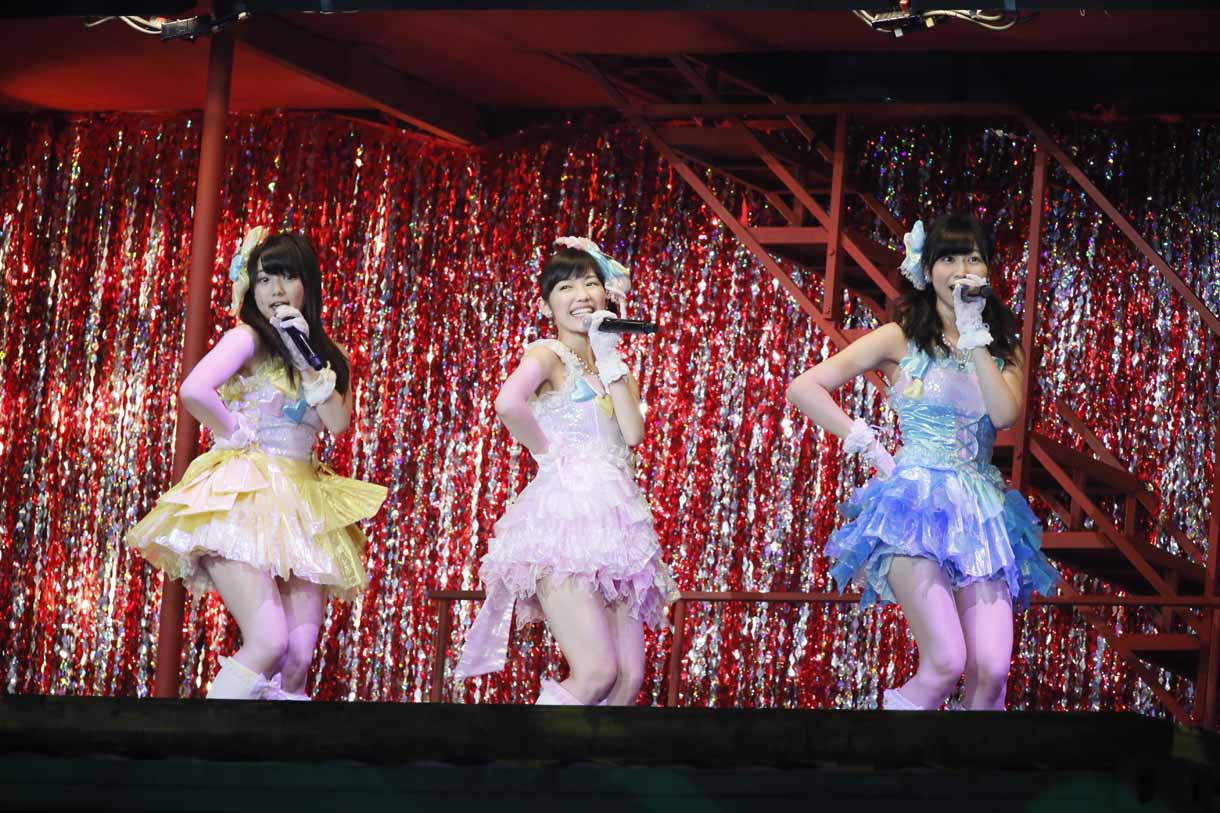 木本花音、渡辺麻友、向田茉夏（左から）。 (c)AKS