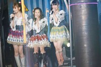 小嶋陽菜、古畑奈和、菅なな子（左から）。 (c)AKS