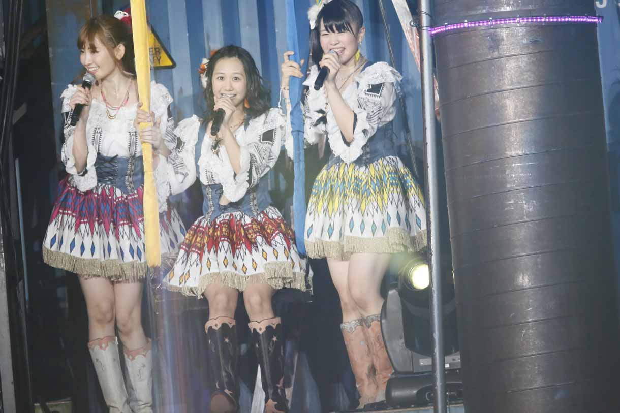 小嶋陽菜、古畑奈和、菅なな子（左から）。 (c)AKS